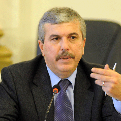 Dan Nica, despre reducerile de personal: Cei care au ca unică ocupaţie să bea cafeaua, vor pleca acasă