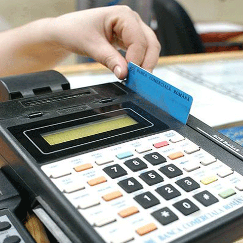 Cardul de credit, mai ieftin decât împrumutul de nevoi