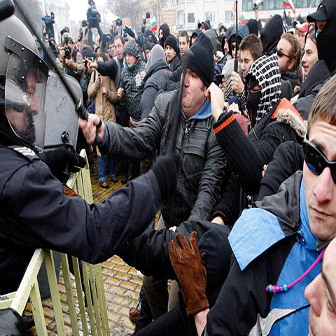 Protestele violente se extind în Europa de Est