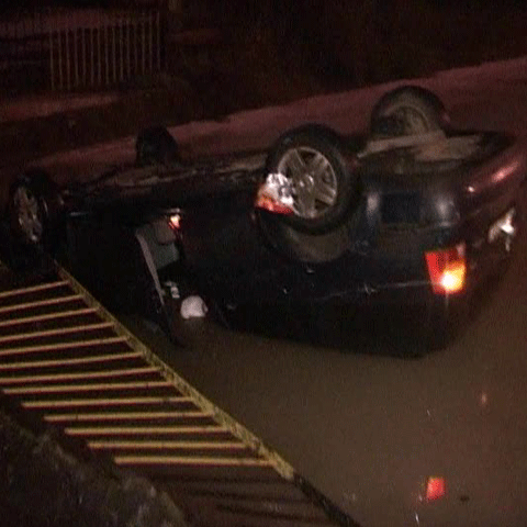 Un poliţist din Mureş a plonjat cu maşina personală în râu 