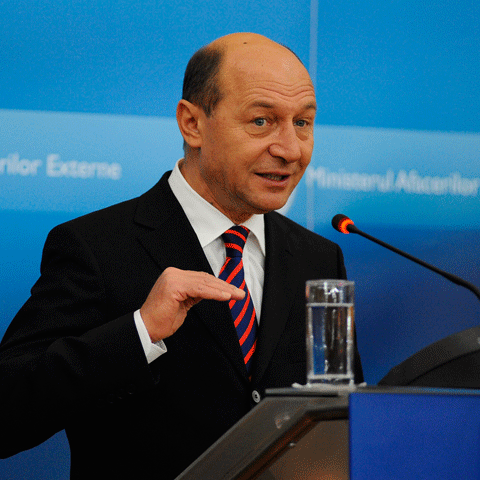 Băsescu: Voi accepta o eventuală îngheţare a salariilor pentru şase luni. Cum comentaţi? 