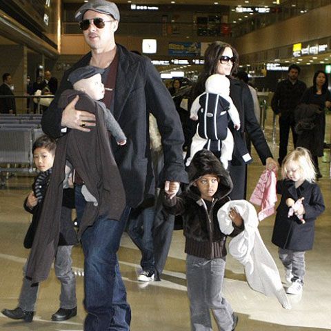 Brad Pitt şi Angelina Jolie au apărut în public alături de gemeni pentru prima oară - VEZI GALERIE FOTO