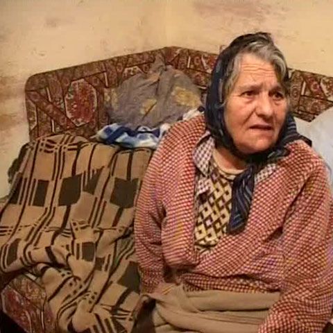 Un bătrân decedat e ţinut de două zile în casă de soţia sa