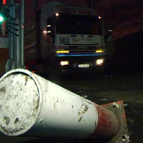 Un autotren a rămas fără frâne şi a avariat cinci maşini în portul Constanţa