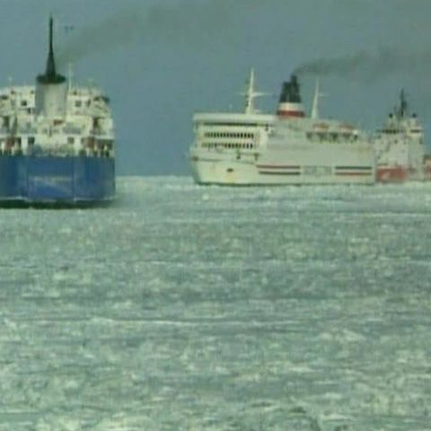Un feribot cu 300 de oameni la bord a rămas blocat în gheaţă, în Canada 