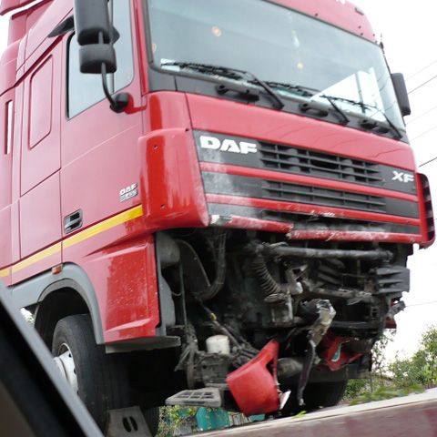 O persoană a fost rănită la Constanţa şi alte cinci maşini avariate de un tir rămas fără frâne