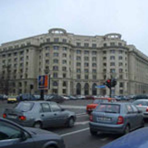 Potrivit INS: Construcţiile şi industria prelucrătoare vor fi cele mai afectate de criza economică