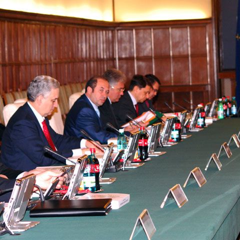 NewsIn: PSD şi PD-L sunt de acord să nu se îngheţe salariile, potrivit unor surse guvernamentale