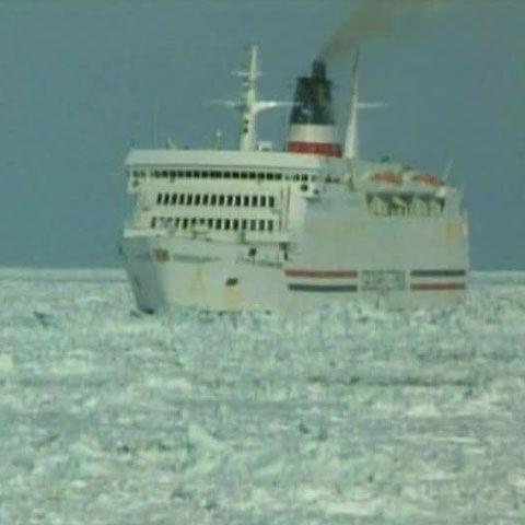 Un feribot cu 300 de oameni la bord a rămas blocat în gheaţă în Canada 