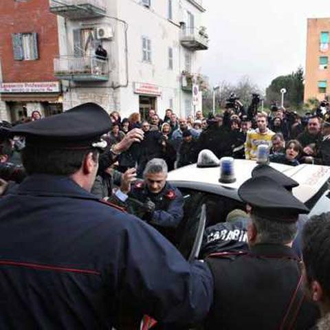 Barul unei românce a fost atacat cu sticle incendiare, după violul din Guidonia