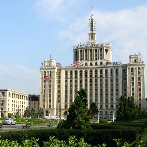  Trei angajaţi ai Realitatea TV au fost agresaţi într-un incident petrecut în faţa Casei Presei