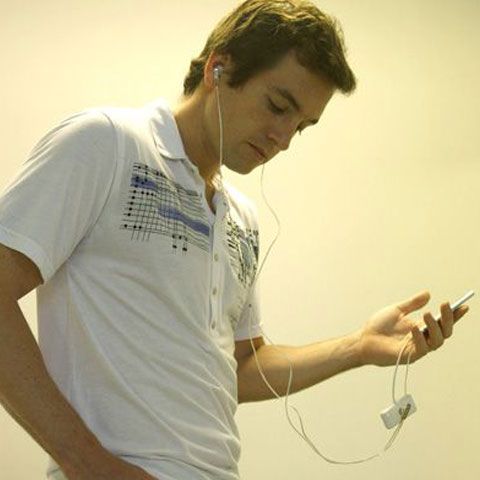 10 milioane de europeni riscă să surzească cu căştile în urechi