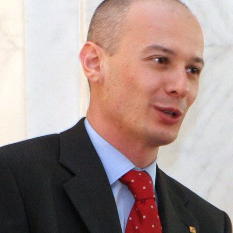 Bogdan Olteanu: Statul trebuie să păstreze locurile de muncă