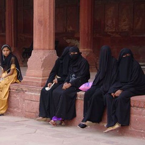 Şeful secţiei CIA din Algeria este acuzat că a violat două musulmance