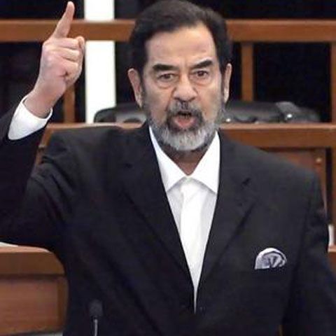 O sculptură înfăţişând un pantof uriaş a fost ridicată în oraşul natal al lui Saddam Hussein