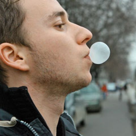 Românii mestecă gumă de 100 milioane euro