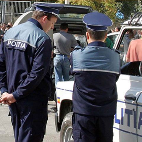 Un poliţist ieşean şi-a împuşcat un coleg din greşeală
