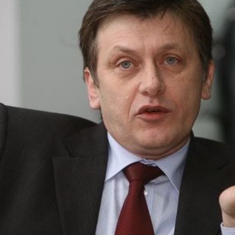 Crin Antonescu candidează condiţionat la şefia PNL    