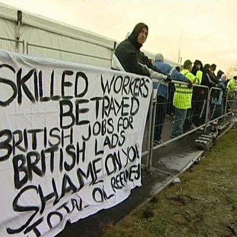 Mii de muncitorii britanici în rafinării au demonstrat împotriva angajării străinilor 