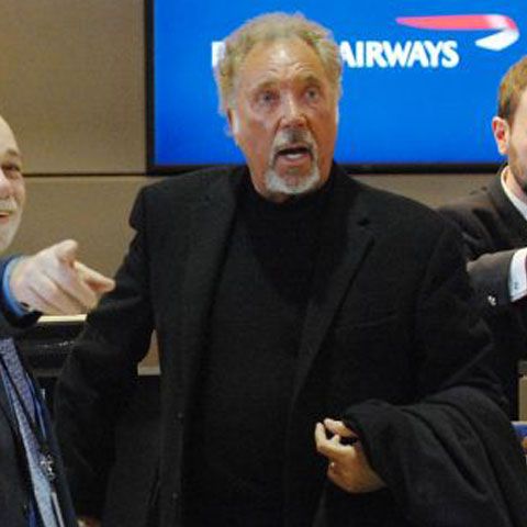 La 68 de ani, Tom Jones a renunţat la operaţiile de lifting facial şi la vopsea de păr - GALERIE FOTO