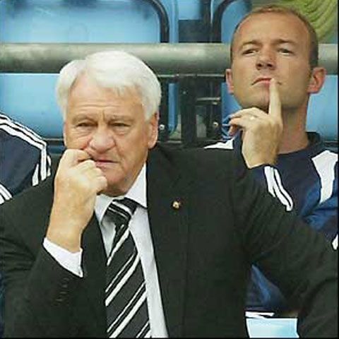 Sir Bobby Robson îl îndeamnă pe Beckham să rămână şi în sezonul viitor la AC Milan