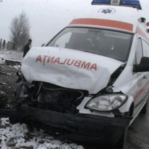 O ambulanţă din judeţul Gorj a fost implicată într-un accident rutier