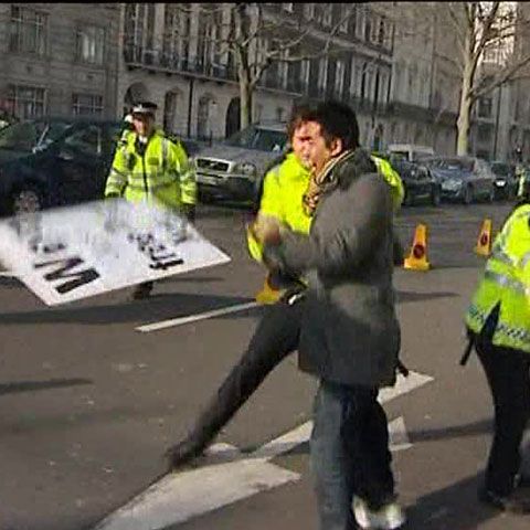 200 de oameni au protestat în faţa ambasadei Chinei la Londra