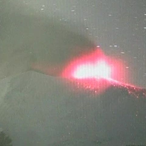 Vulcanul Asama din Japonia a început să erupă luni