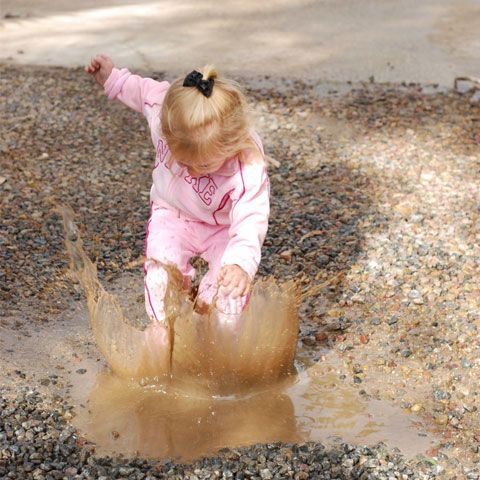 În Capitală, multe drumuri s-au transformat în mlaştini