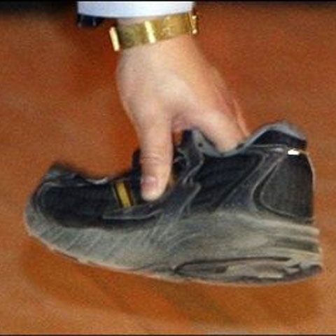 Un manifestant a aruncat un pantof în direcţia premierului chinez la Londra