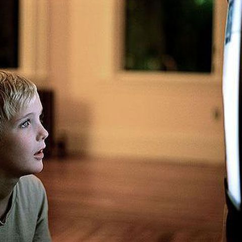 Prea multe ore petrecute în faţa televizorului dăunează sănătăţii mentale a copiilor