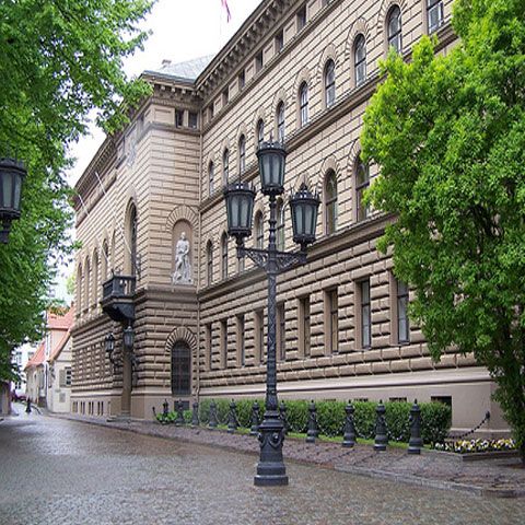 Un fost preşedinte leton cere să i se reducă pensia