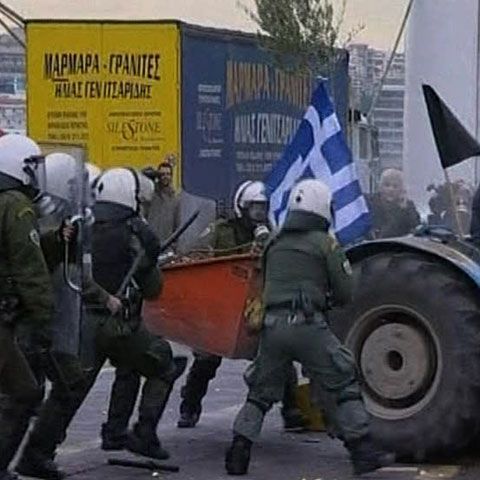 Fermierii s-au luat la bătaie cu poliţiştii în portul Pireu