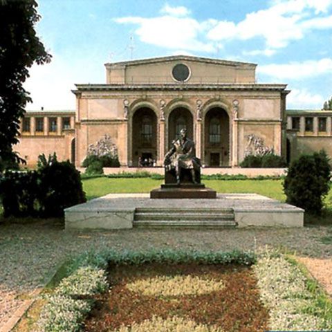 Concurs internaţional de canto "Maeştrii artei lirice", la Opera Naţională Bucureşti