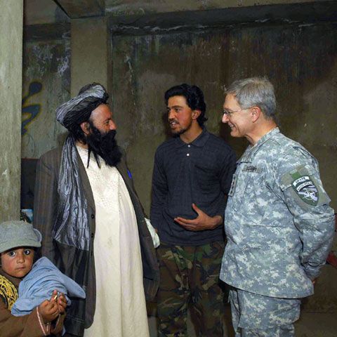 Comandantul suprem al NATO se află în Afganistan