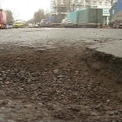 Drumurile, bulevardele şi străzile din Iaşi sunt pline de gropi 
