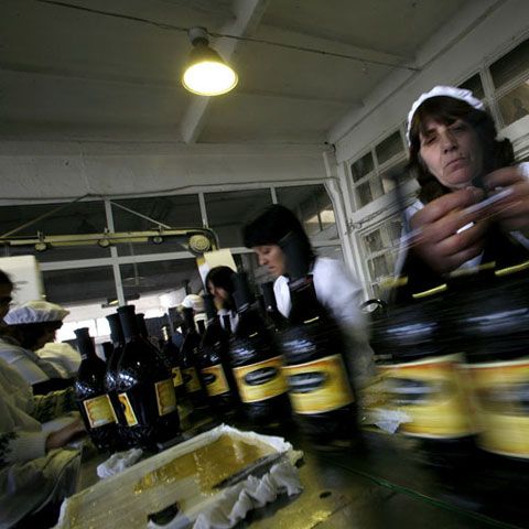 Finanţele pregătesc dublarea preţului la băutură. Nu s-au hotărât de când 