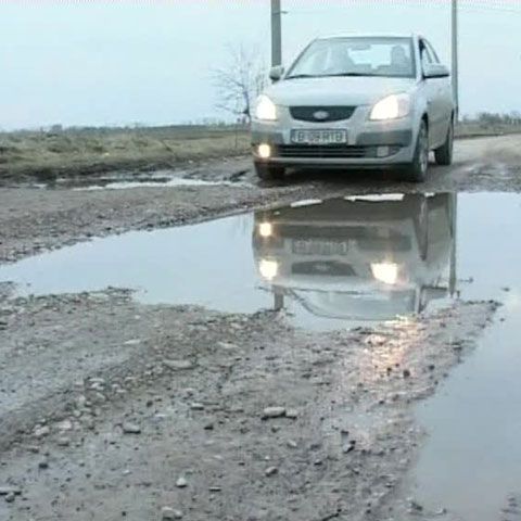 DRUM DE ŢARĂ: DN2 N, care face legătura între Vrancea şi Brăila e plin de gropi
