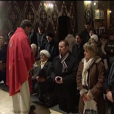 Sute de polonezi se duc la biserică pentru a se apăra de răceală 