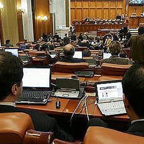 Deputaţii au ţinut cu dinţii de bugetul lor mărit