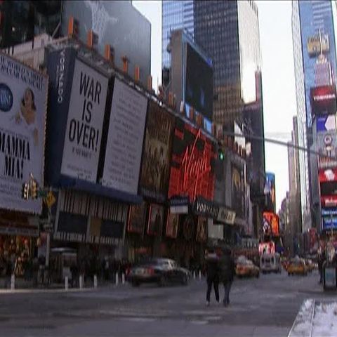 Sute de new-yorkezi au stat la coadă ca să primească ajutor financiar 