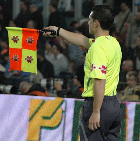 Arbitrajul, meserie periculoasă! Vezi ce a păţit un tuşier în prima ligă olandeză