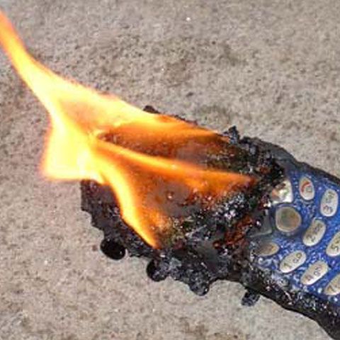 Un bărbat a murit din cauza exploziei telefonului său mobil