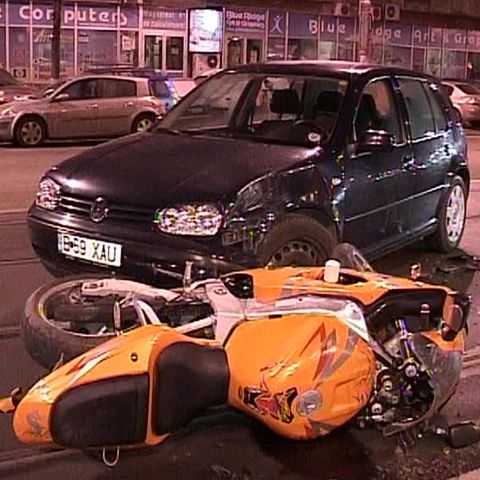 Un motociclist a ajuns la spital după ce a fost lovit de o maşină 