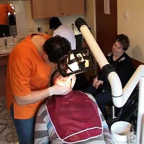 Românii din străinătate vin special în ţară pentru a-şi trata dantura 