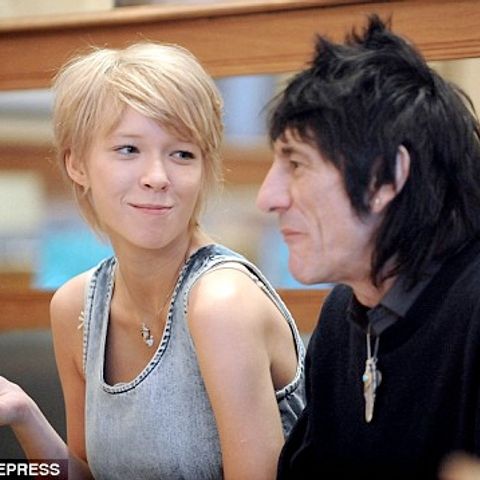 Ronnie Wood de la Rolling Stones are o iubită cu 41 de ani mai tânără