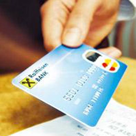 Funcţionarea cardurilor Raiffeisen Bank ar putea fi întreruptă astăzi între 16:00 şi 18:00