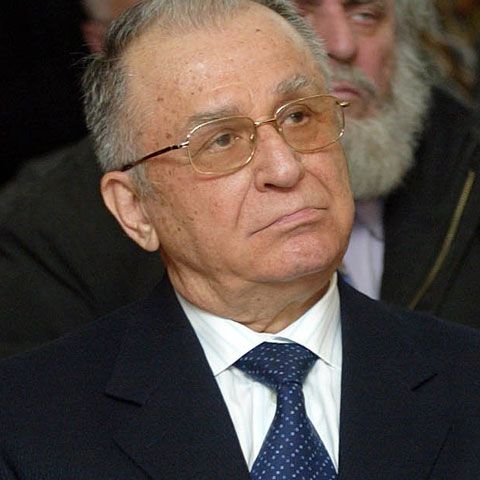 Iliescu, despre modificarea Constituţiei: Asta este tema arzătoare?