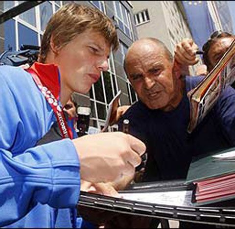 Arşavin, la a patra carte! Jucătorul rus vrea să descrie povestea transferului său la Arsenal!