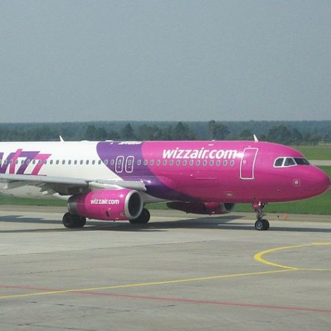 63 de români au rămas blocaţi sâmbătă mai bine de 12 ore pe aeroportul Luton, lângă Londra